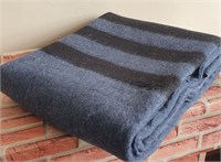 Одеяло п/ш плотное (500 г/м2.), тёплое, синее с тремя черными полосами (армейское). 140.500.арм.